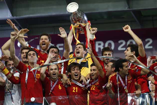 Spain Lift Euro 2012 Trophy