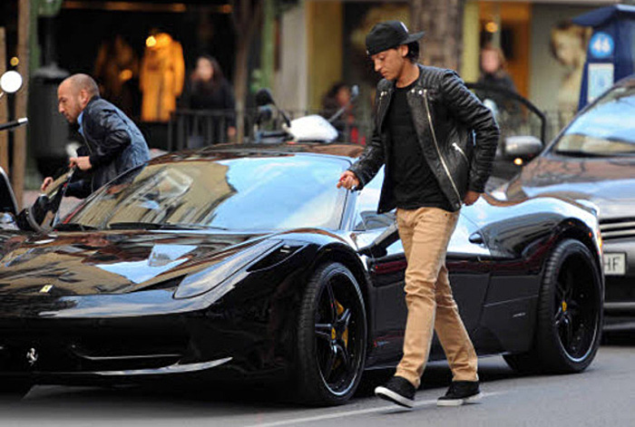 Ozil Black Ferrari