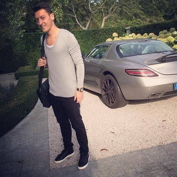 Ozil Mercedes SLS